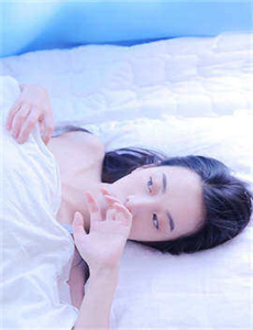 《美女猫吹泡泡》