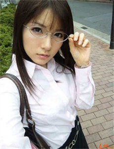 色涩王国-把校花压在身子底下娇喘